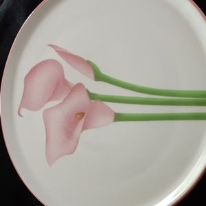 Vintage cake pestal, beautiful tulip flower design 12/1/2 inches all around